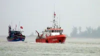 Cứu 7 ngư dân Nghệ An trôi dạt trên biển